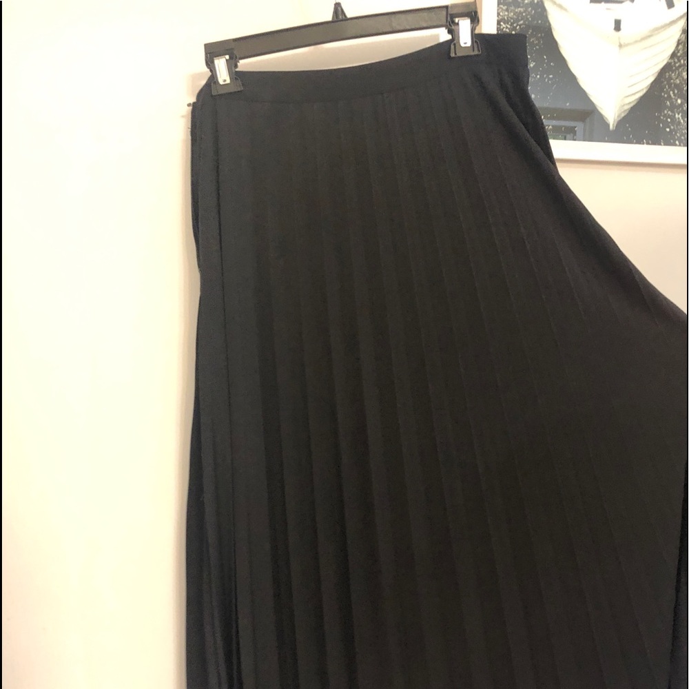 Pleated, black skirt
